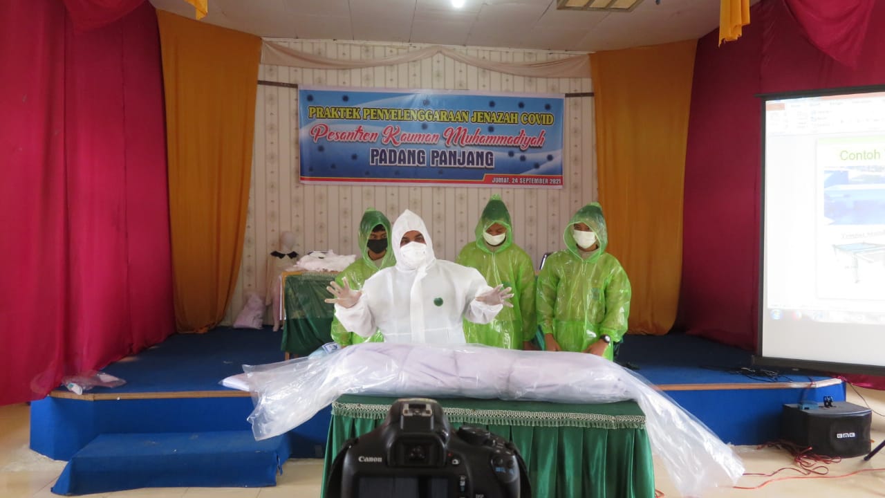 EDUKASI SANTRI DENGAN PRAKTIK PENYELENGGARAAN JENAZAH COVID