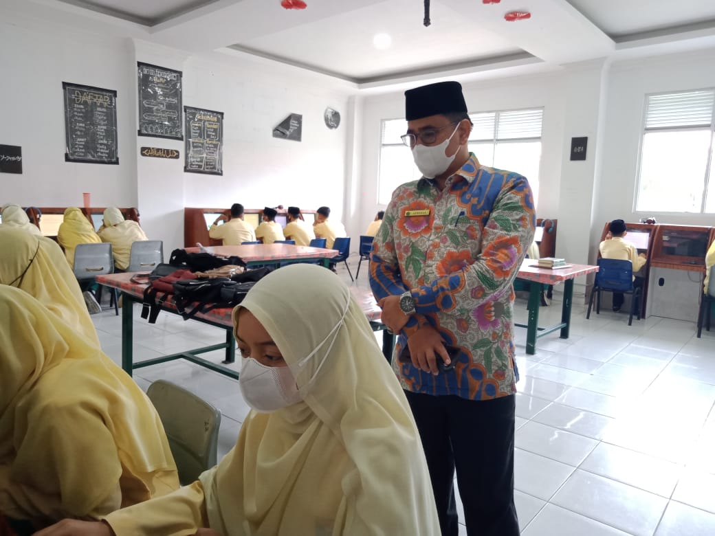 KEMENAG SUMBAR TINJAU ANBK DI MA-KMM KAUMAN