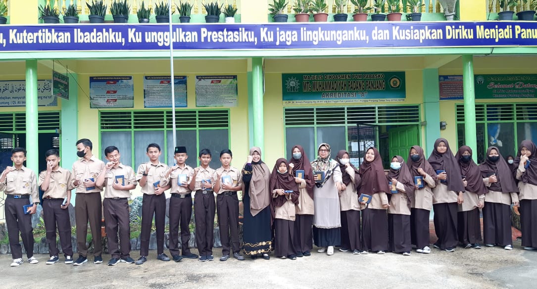 REWARD AL-QUR’AN KEPADA HAFIDZ QUR’AN SANTRI MTsM KAUMAN