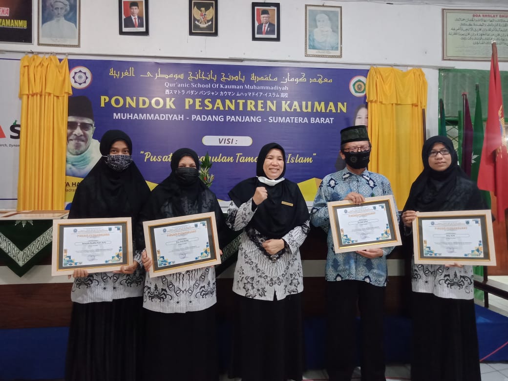 PERINGATI HARI GURU, PONTREN KAUMAN BERIKAN PENGHARGAAN KEPADA GURU