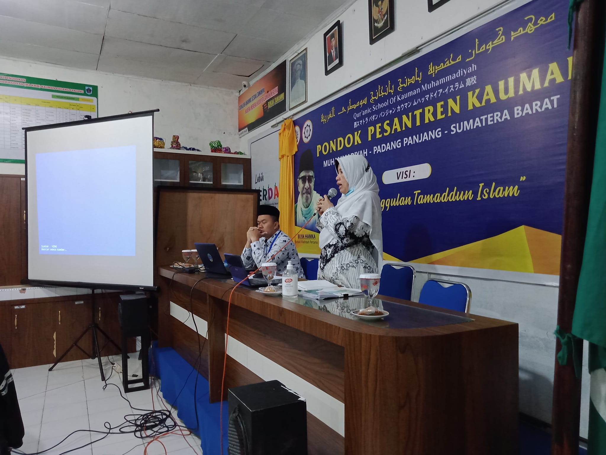 TINGKATKAN  STRATEGI PEMBELAJARAN YANG EFEKTIF: KEPALA SEKOLAH MA KMM KAUMAN PADANG PANJANG ADAKAN PELATIHAN PROJECT BASE LEARNING/ PBL BERBASIS RISET BAGI GURU