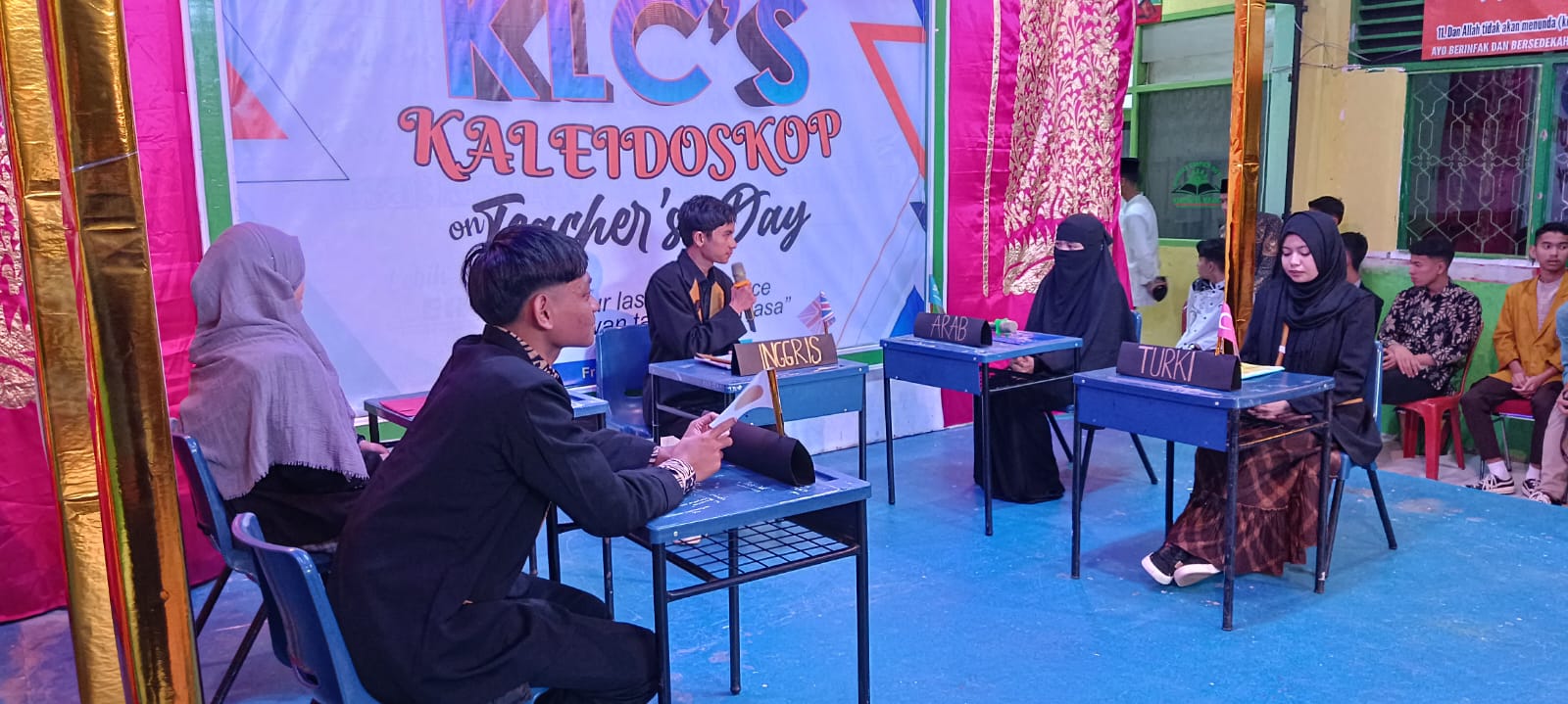 MERIAHKAN HARI GURU: SANTRI PONTREN KAUMAN DEMONSTRASIKAN PERTEMUAN PBB