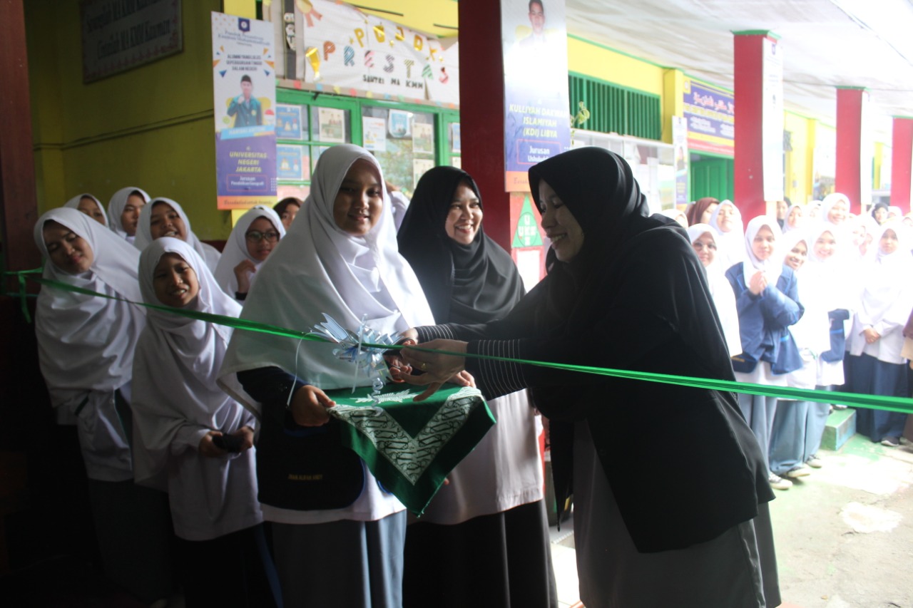 DERLIANA RESMIKAN TANGGA RAMAH ANAK