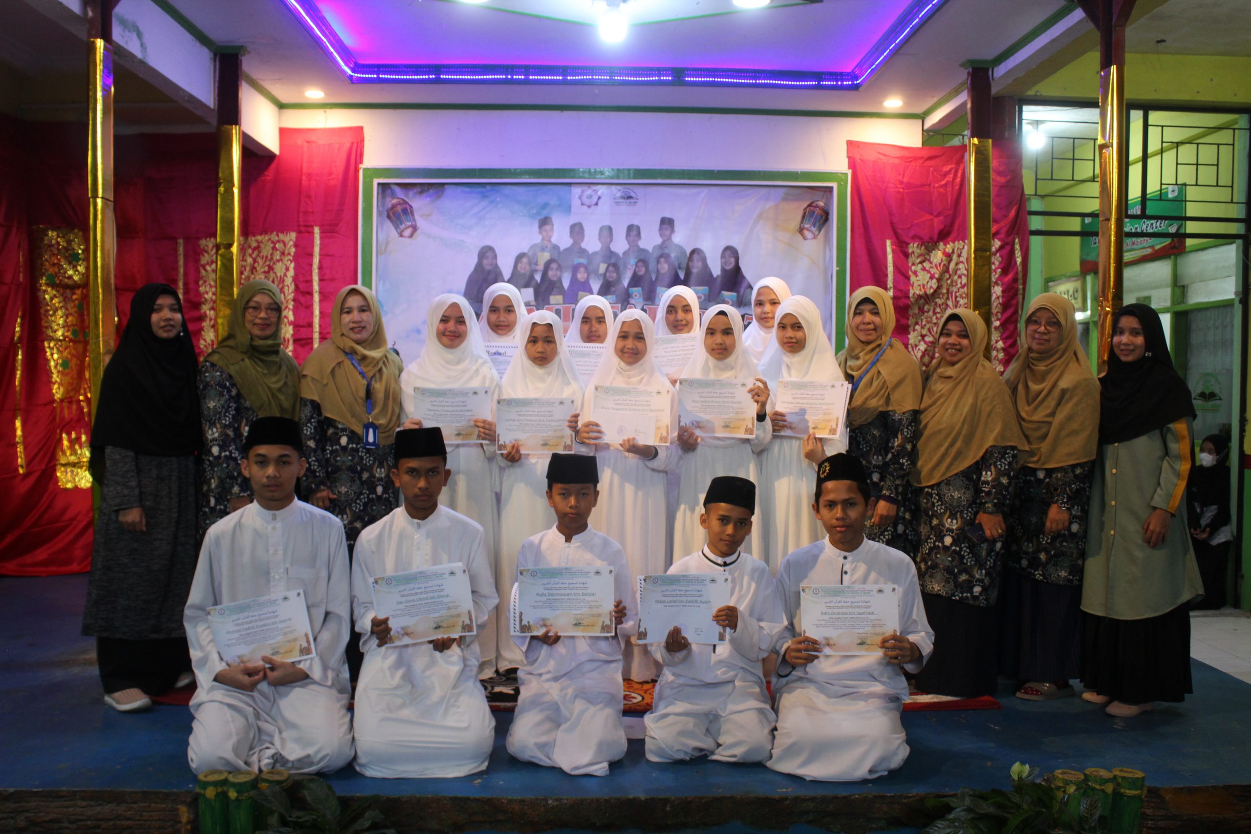 TASMI’ TAHFIDZ AL-QUR’AN, SANTRI KAUMAN BERTEKAD BAHAGIAKAN ORANG TUA
