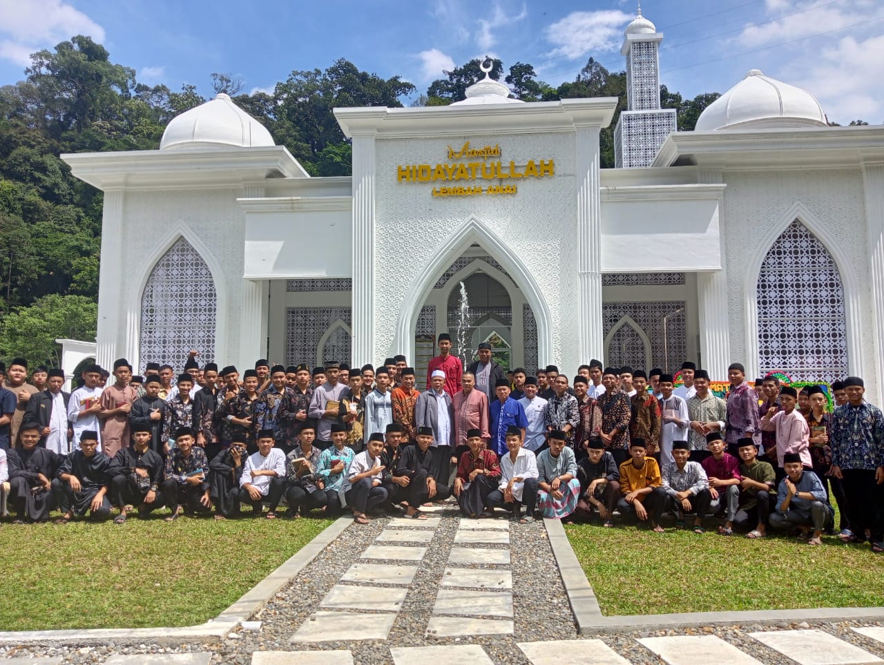 Santri Kauman Turut Ramaikan Peresmian Masjid Hidayatullah