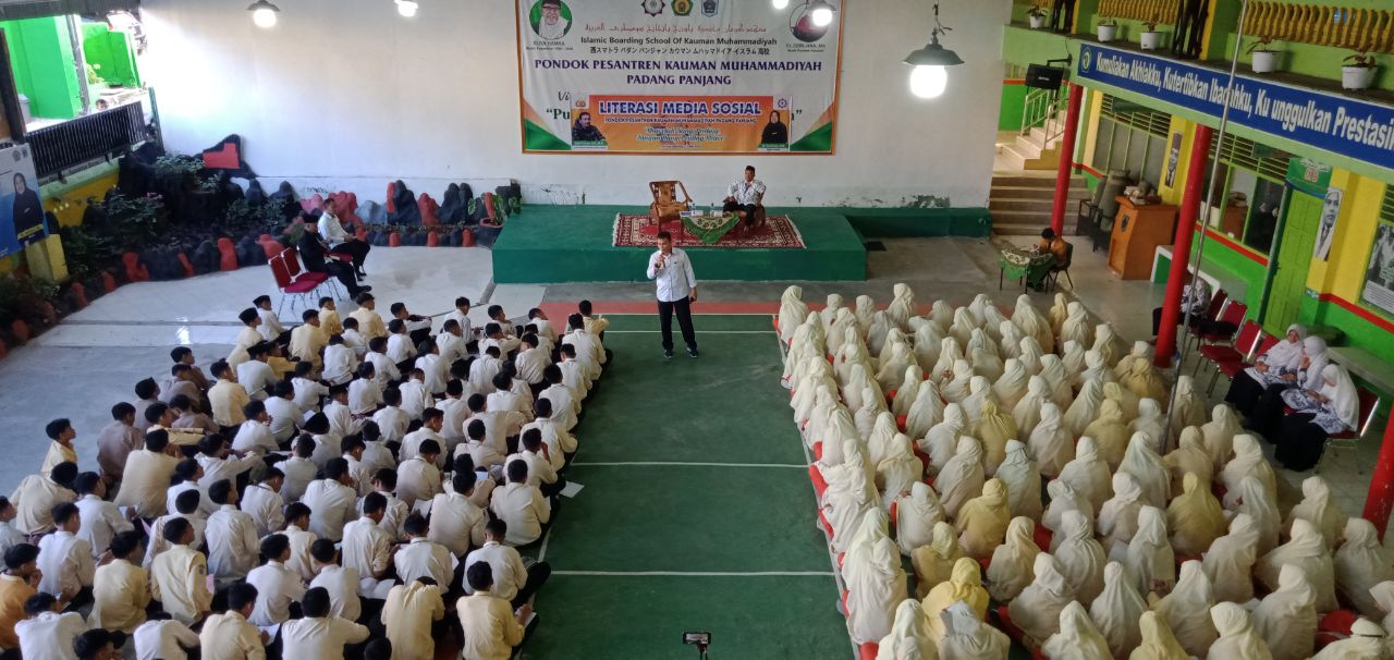 Bekali Santri Bijak Bermedsos, Pontren Kauman Gelar Sosialisasi UU ITE Bersama Polres Padang Panjang