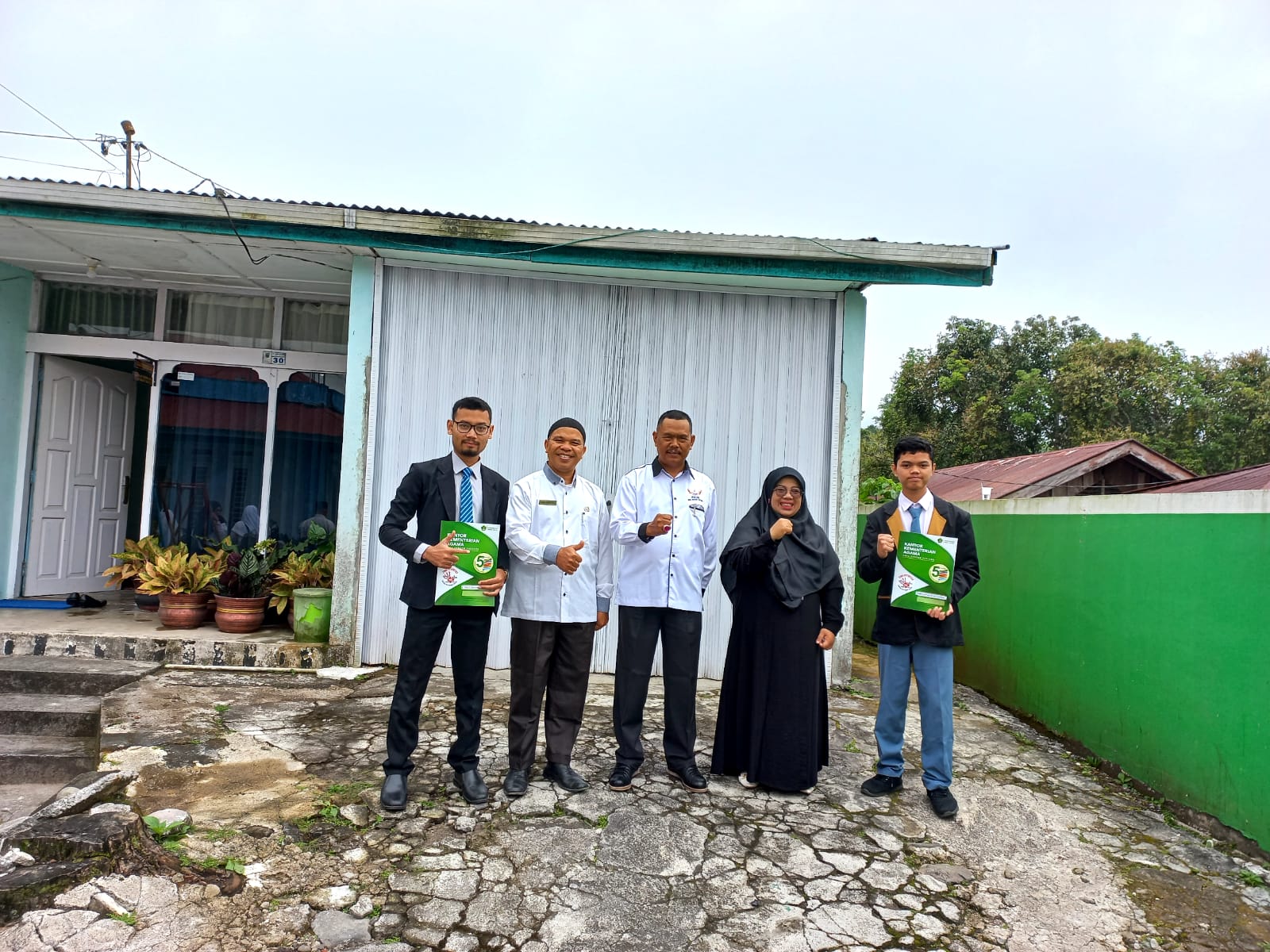 Guru dan Santri MAS KM Dianugerahi Sertifikat Penghargaan Berprestasi