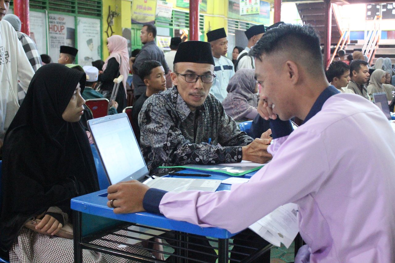 Khawatir Telat Daftar Ulang, Orang Tua Calon Santri Baru Kauman Sudah Antri Sejak Pagi