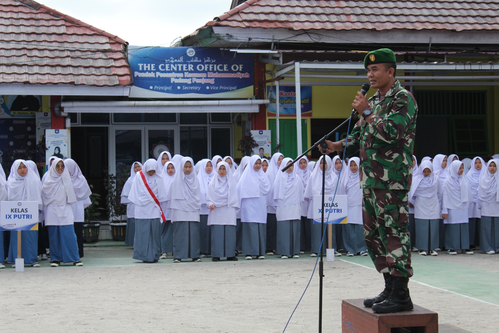 Komandan KORAMIL 01 Padang Panjang : Pembina Upacara Bendera Pontren KAUMAN
