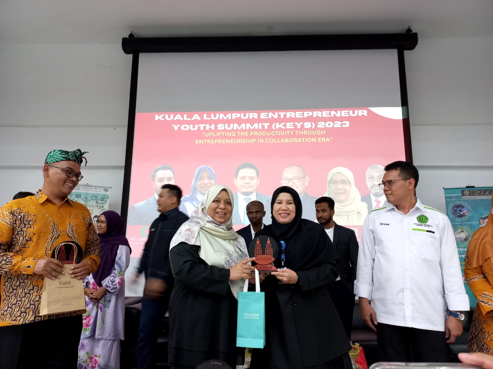 Membanggakan! Mudir Pesantren KAUMAN Raih Penghargaan Luar Negeri