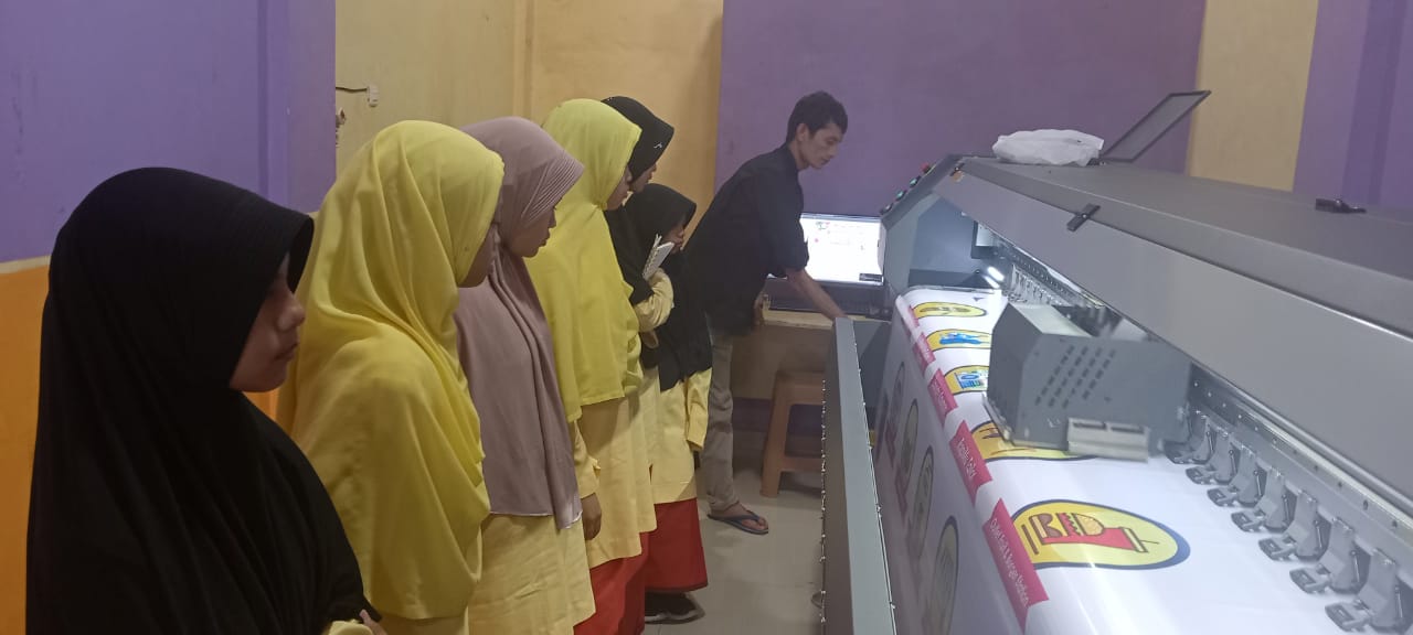 Perkuat Vokasi Madrasah, Santri Pontren Kauman Rutinkan Kunjungan Industri Percetakan