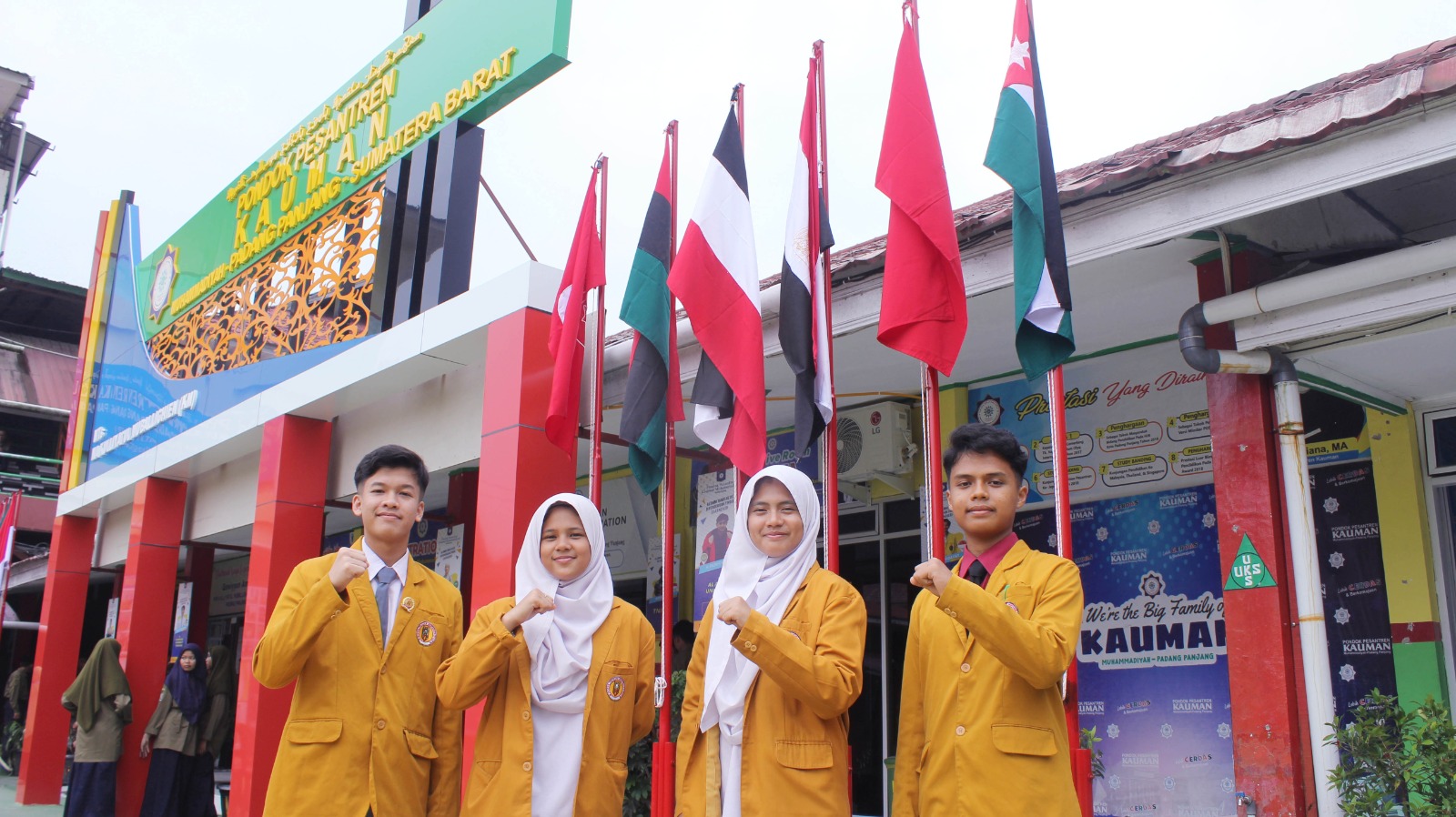 Motivasi Santri Kuliah Ke Luar Negeri, Pontren Kauman Lakukan Pemasangan Bendera 12 Negara