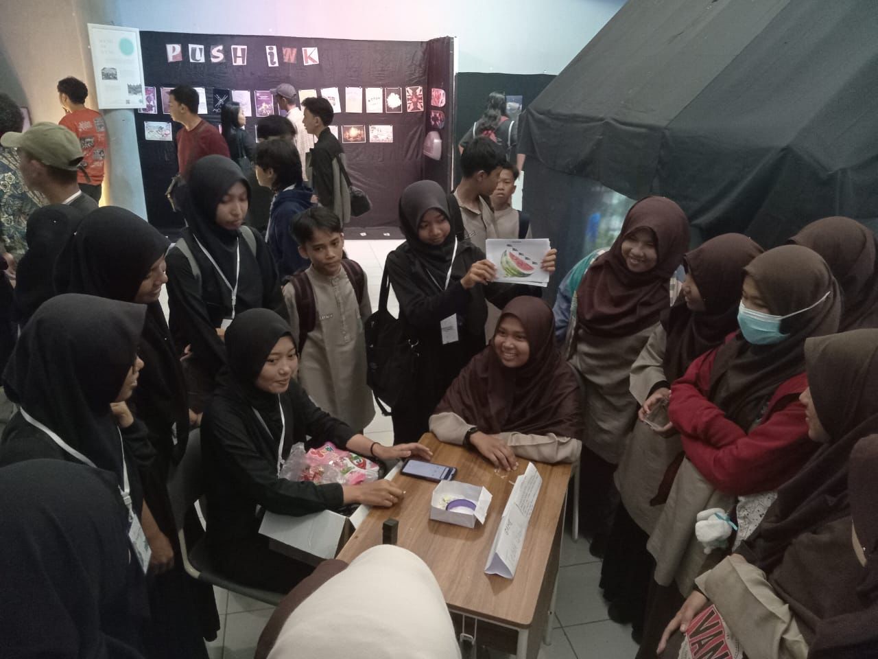Santri Pontren Kauman Kunjungi Pameran Karya Seni di Kampus ISI Padang Panjang