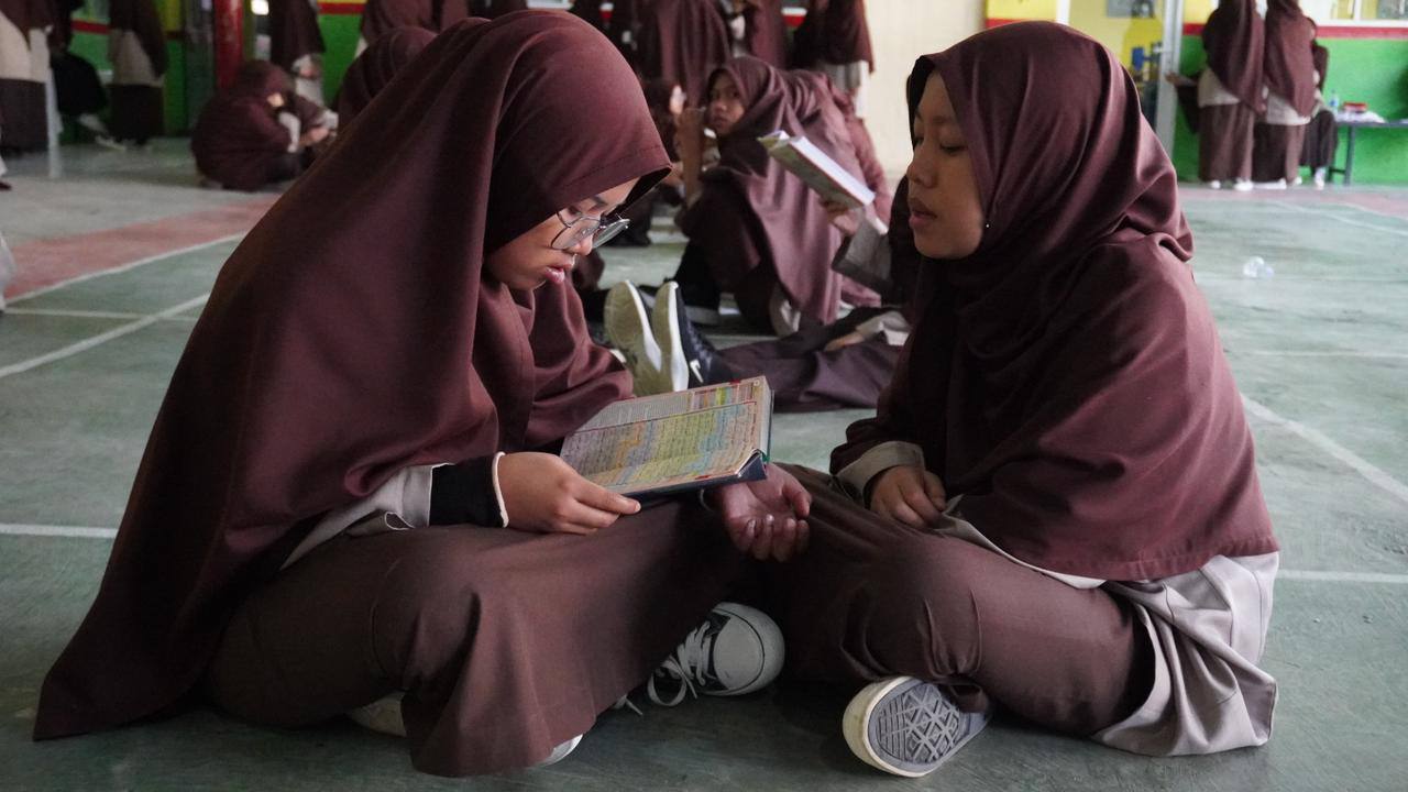 Extraordinary Achievement : KAUMAN Islamic Boarding School Hosts Collective Quran Recitation Event “Tasmi’ Jama’i” to Enhance Students’ Memorization Skills