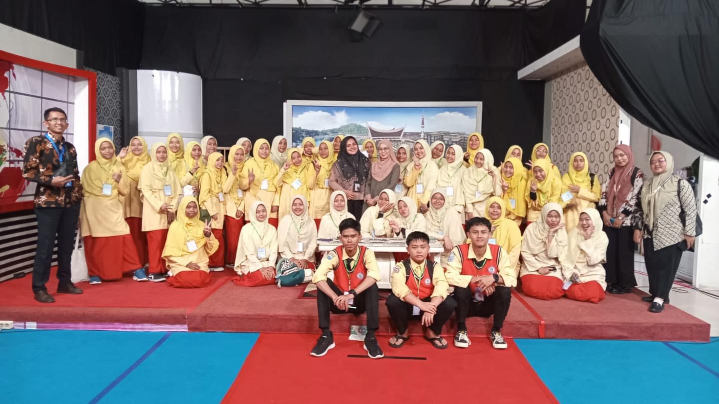 Belajar Ilmu Jurnalistik & Pertelevisian Santri Kauman Kunjungi Padang Tv