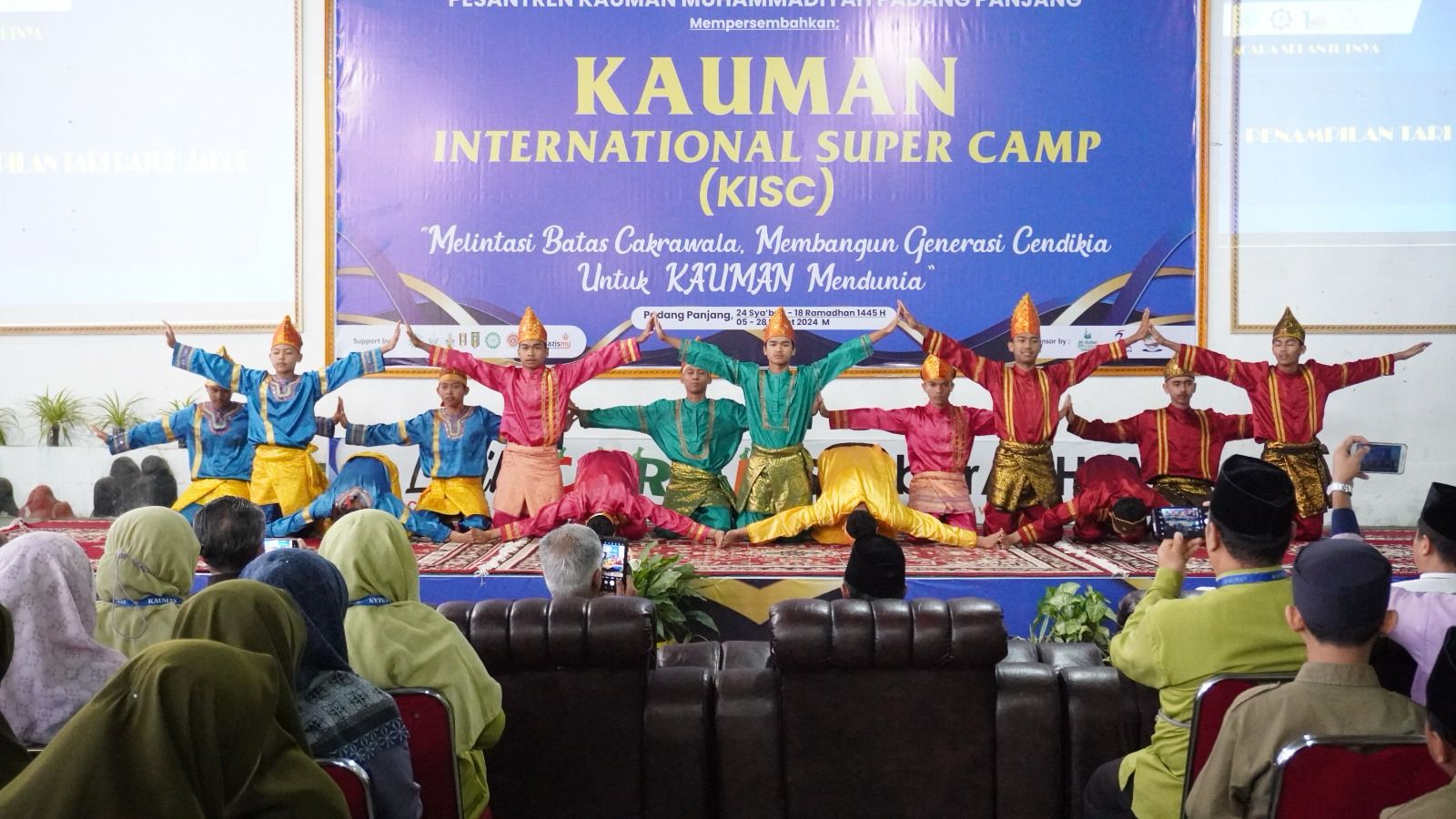 Pesona Santri Putra KAUMAN dengan Tarian Ratoh Jaroe di Pembukaan KISC