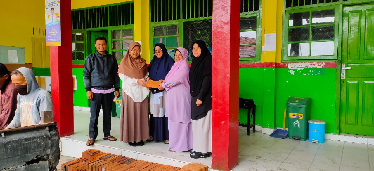 Gerakan Amal Shalih di Bulan Ramadhan: Asrama Putri Ngalau Infakkan 1000 Batu Bata ke Pesantren KAUMAN