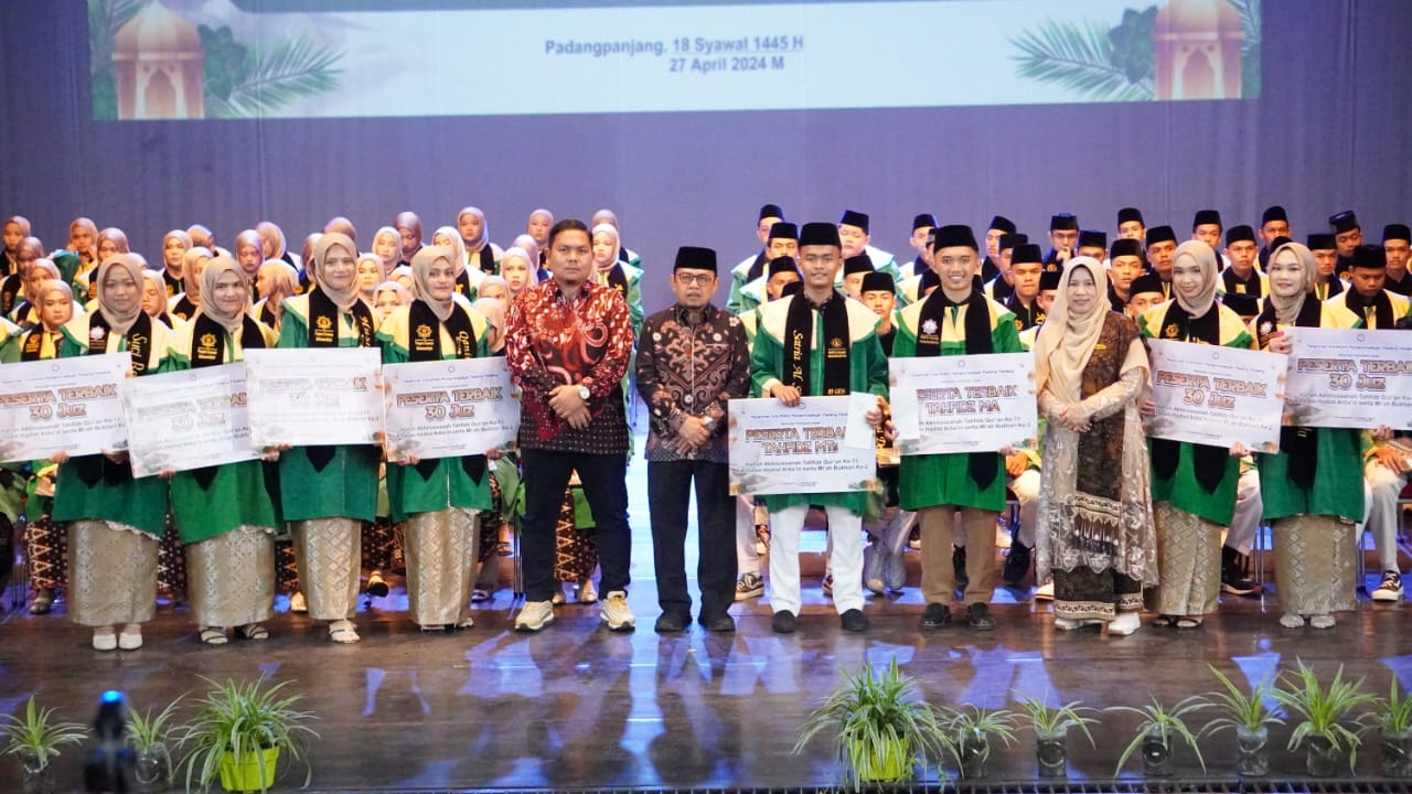 Berikan Sambutan Wisuda Tahfiz Qur’an dan Hadits Arba’in, Mi’ah Bukhari, Derliana : Pesantren Kauman Menuju Pesantren Internasional