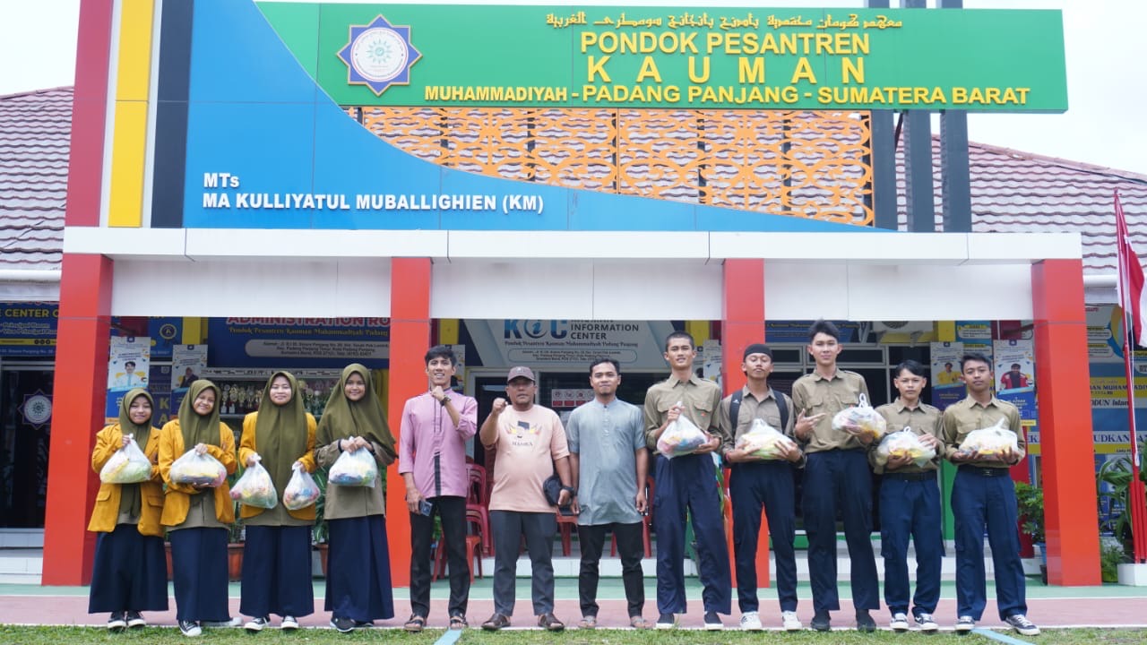 Peduli Buruh, Pesantren KAUMAN Bagikan Ratusan Sembako di Hari My Day 2024