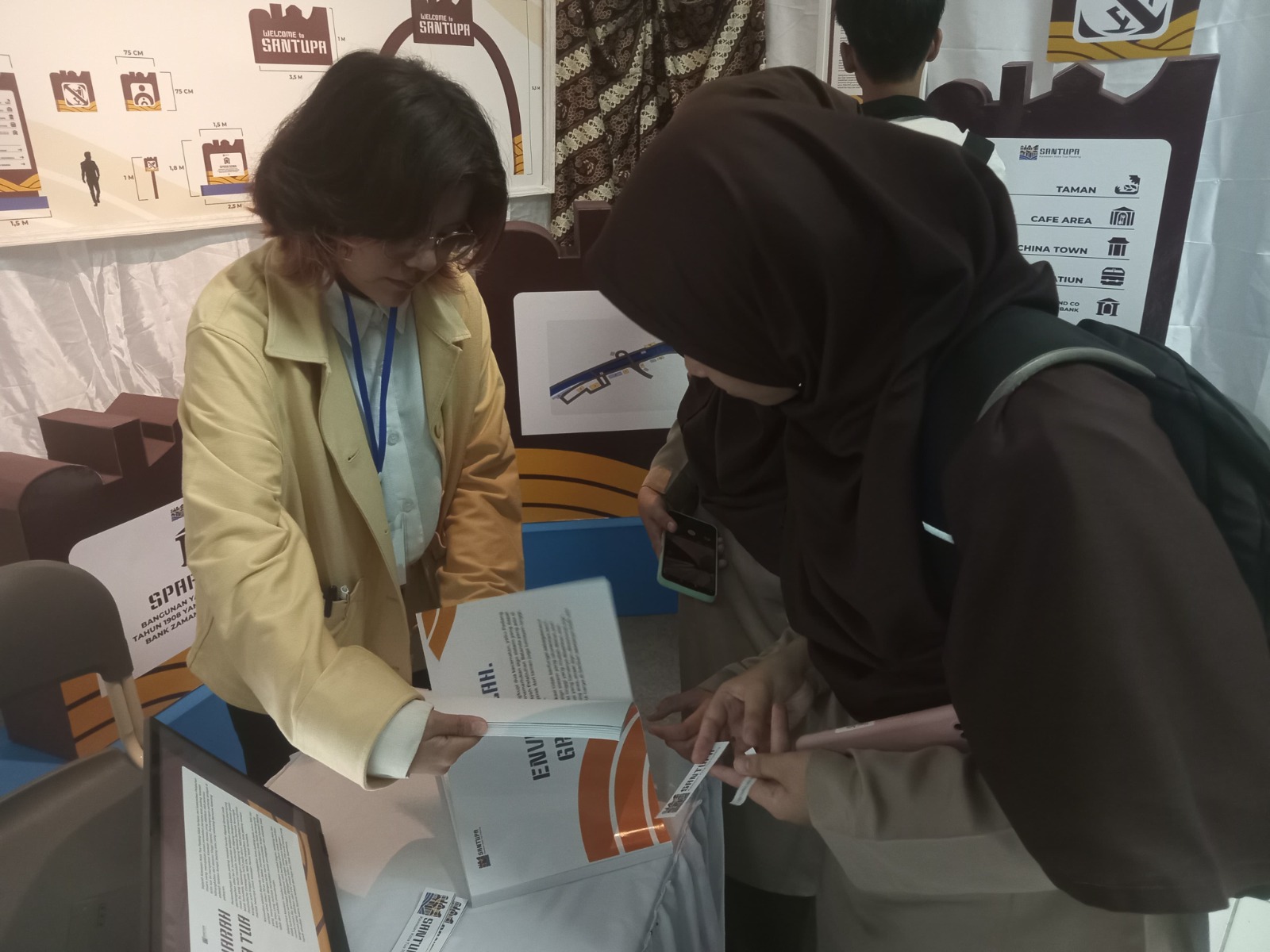 “Outdoor Learning”: Santri KAUMAN Kunjungi Pameran Karya Seni Grafis di Kampus ISI Padang Panjang