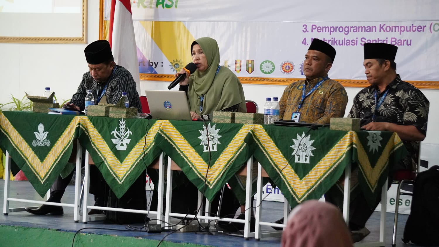 Pertemuan Pihak Pesantren Kauman dengan Wali Santri Kelas XII di Aula AR St. Mansur