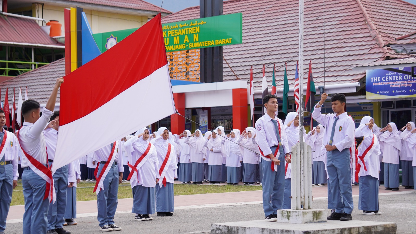 Upacara Bendera Perdana Tahun Pelajaran 2024/2025 di Pesantren Kauman Muhammadiyah Padang Panjang