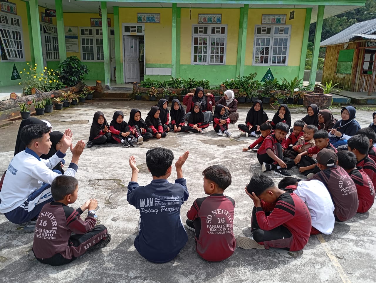 Kegiatan Trauma Healing oleh PIK-R Qowwiyun Amin di SDN 16 Pagu-Pagu Pandai Sikek