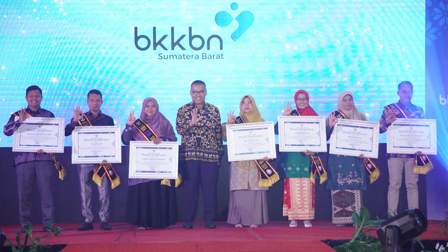 Pembina PIK-R Qowiyyun Amiin Pondok Pesantren KAUMAN Padang Panjang Dinobatkan sebagai Ayah Bunda GenRe Kreator se-Sumatera Barat