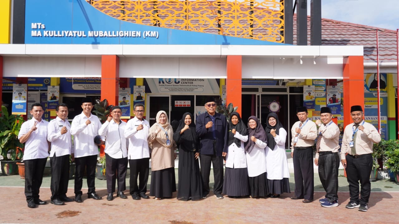 Kuatkan Penerapan Program Bilingual Di Madrasah, MTsN Kota Solok Kunjungi Pondok Pesantren KAUMAN Muhammadiyah Padang Panjang