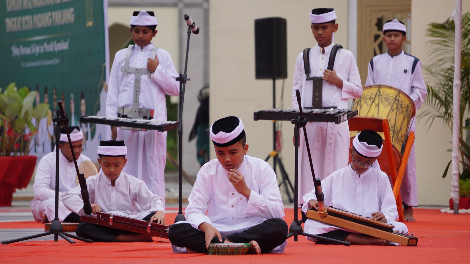 Paduan Indah Seni dan Agama: Tambua Tradisional Hasil Kolaborasi Santri KAUMAN dan Seniman Kota Buka MTQ Nasional XLI