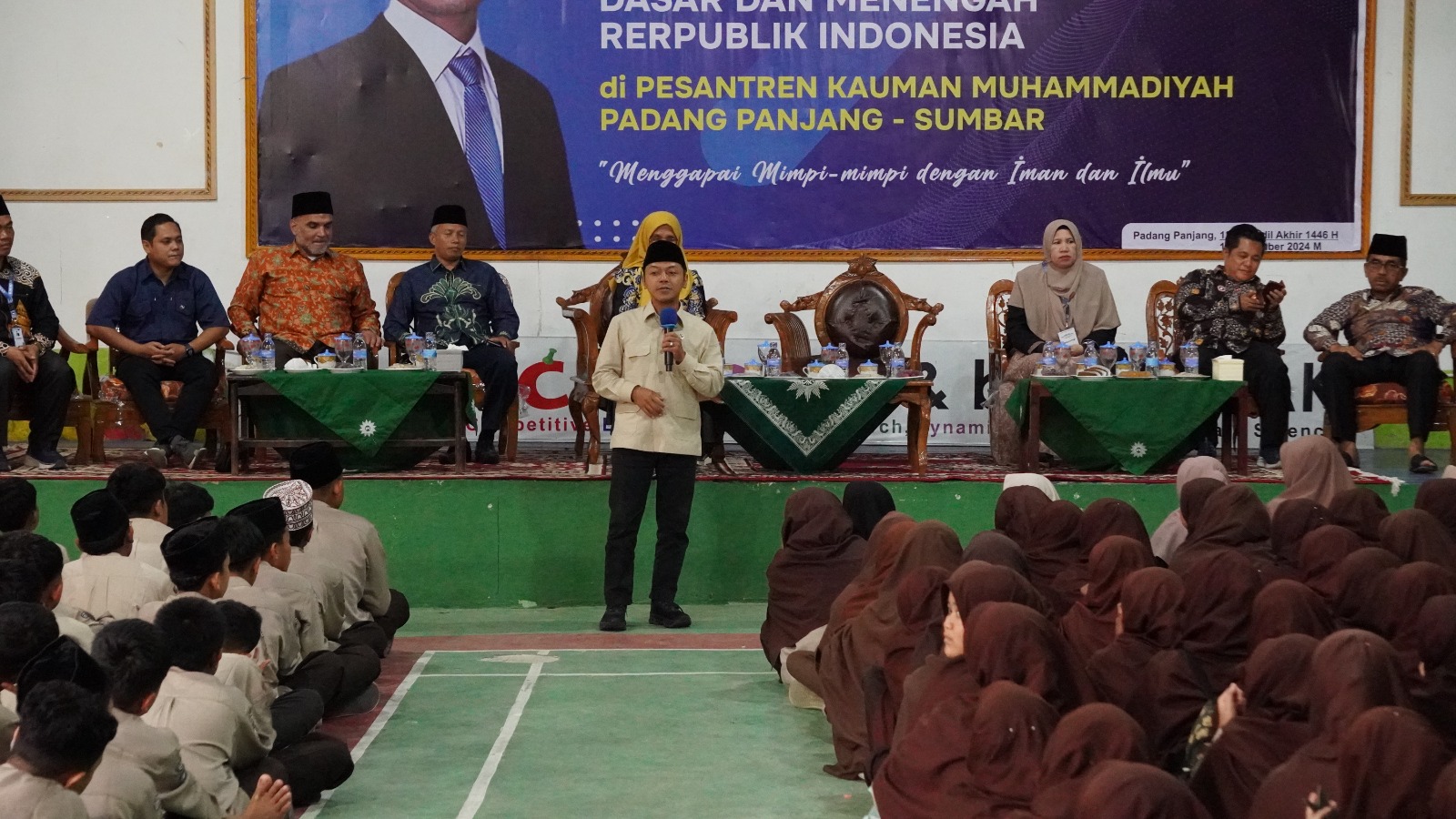 Wamen Pendidikan Dr. Fajar Riza Ul Haq Berkunjung ke Pesantren KAUMAN Muhammadiyah Padang Panjang, Beri Motivasi dan Tips Sukses untuk Santri