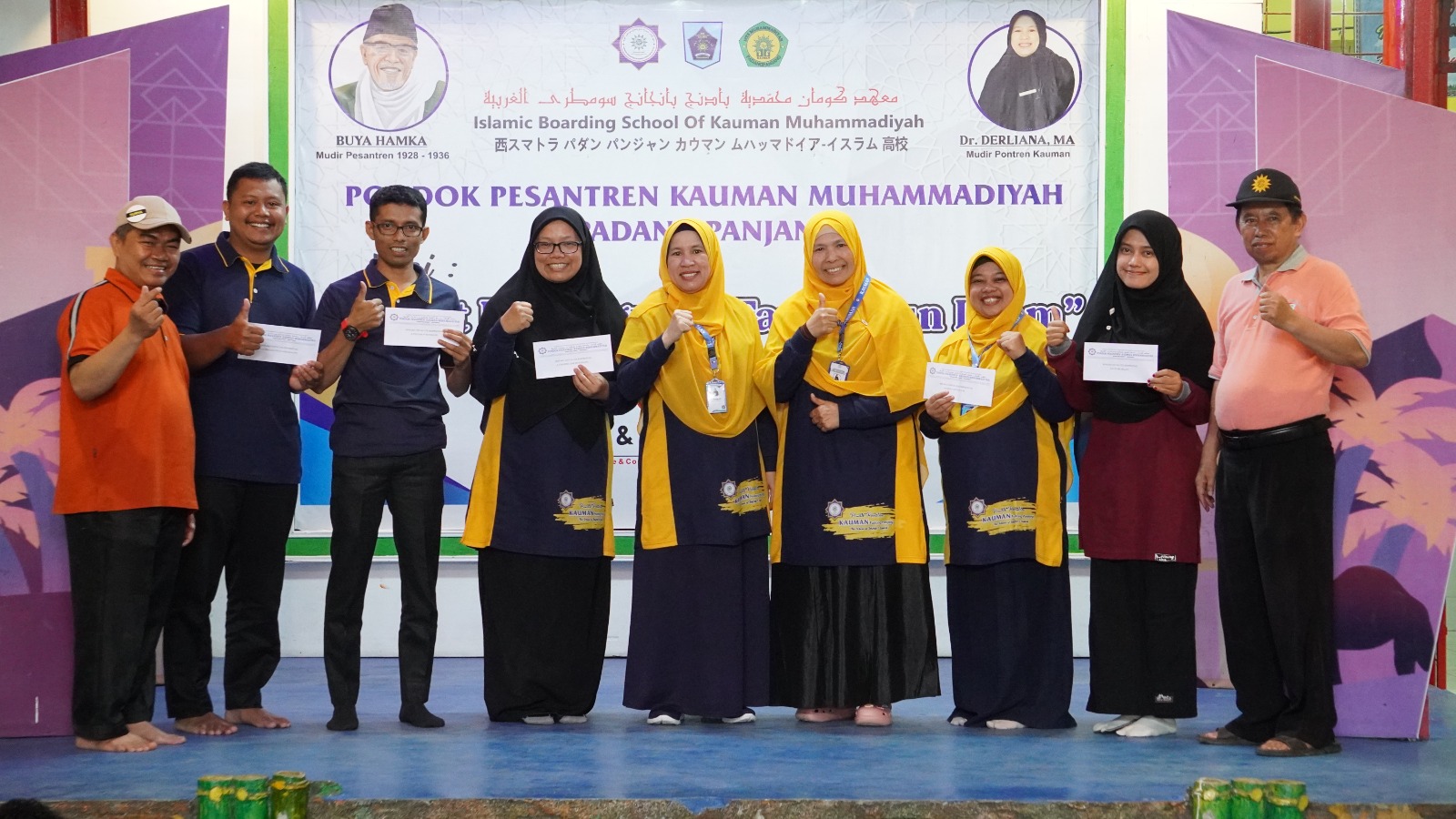 Pemberian PIN Emas Guru Berprestasi Tandai Penutupan Semester Ganjil Pesantren KAUMAN Muhammadiyah Padang Panjang