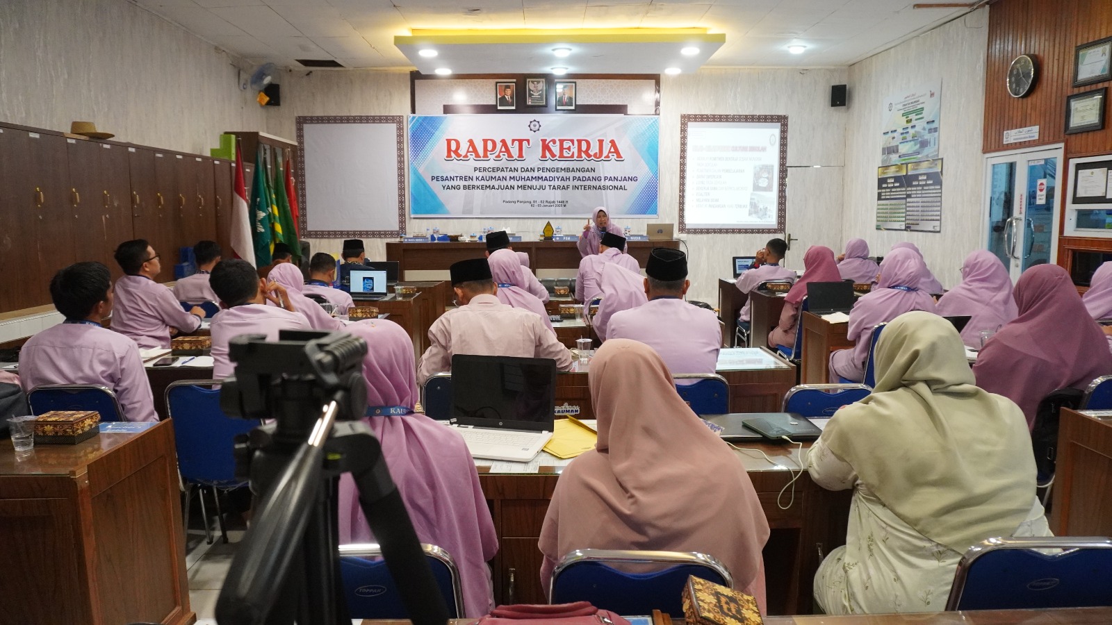 Pesantren KAUMAN: Dari Padang Panjang Menuju Dunia