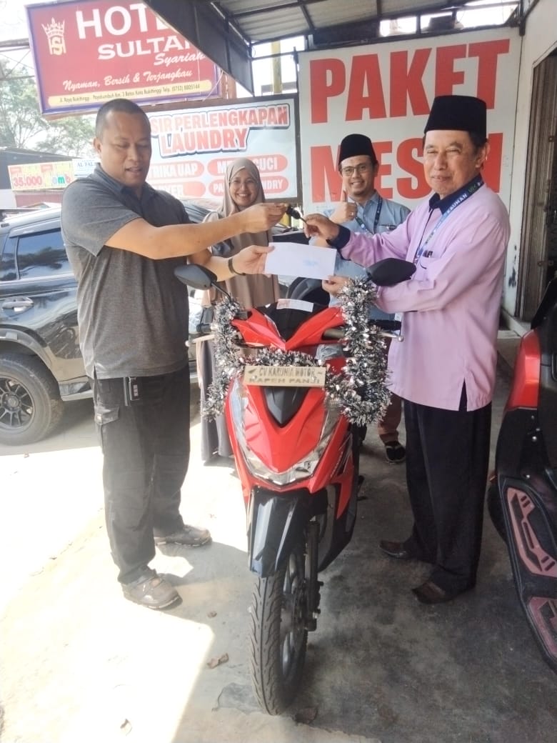 Keberuntungan Menemani UEK KAUMAN, Menangkan Motor Honda dari Undian Belanja Padang Mesin Laundry