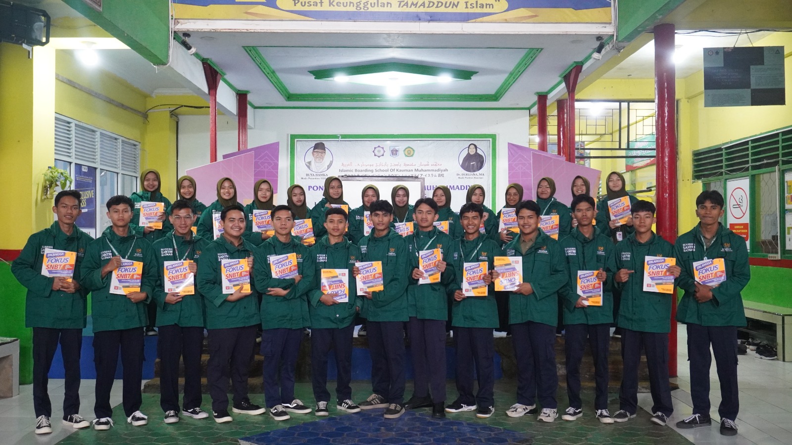 30 Santri Pesantren KAUMAN Muhammadiyah Padang Panjang Penerima Beasiswa BAZNAS 2024 Terima Jaket dan Buku Paket SNBT