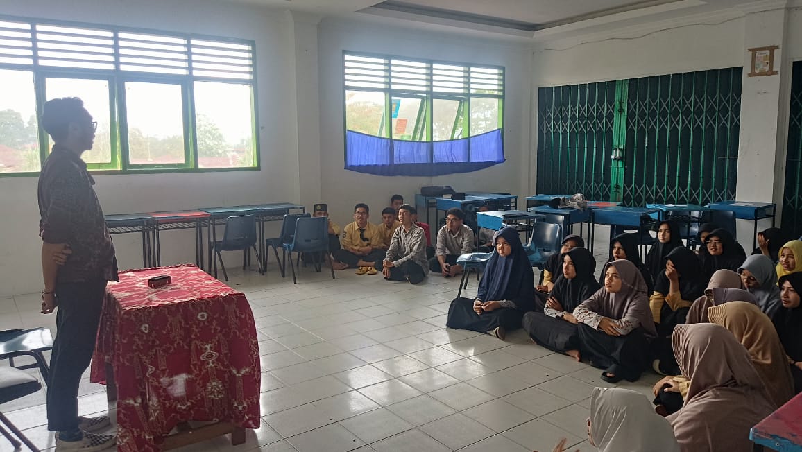 Tingkatkan Kompetensi Digital, Santri PIK-R Qowiyyun Amiin Dapat Pelatihan Video Editing dari Humas Pesantren