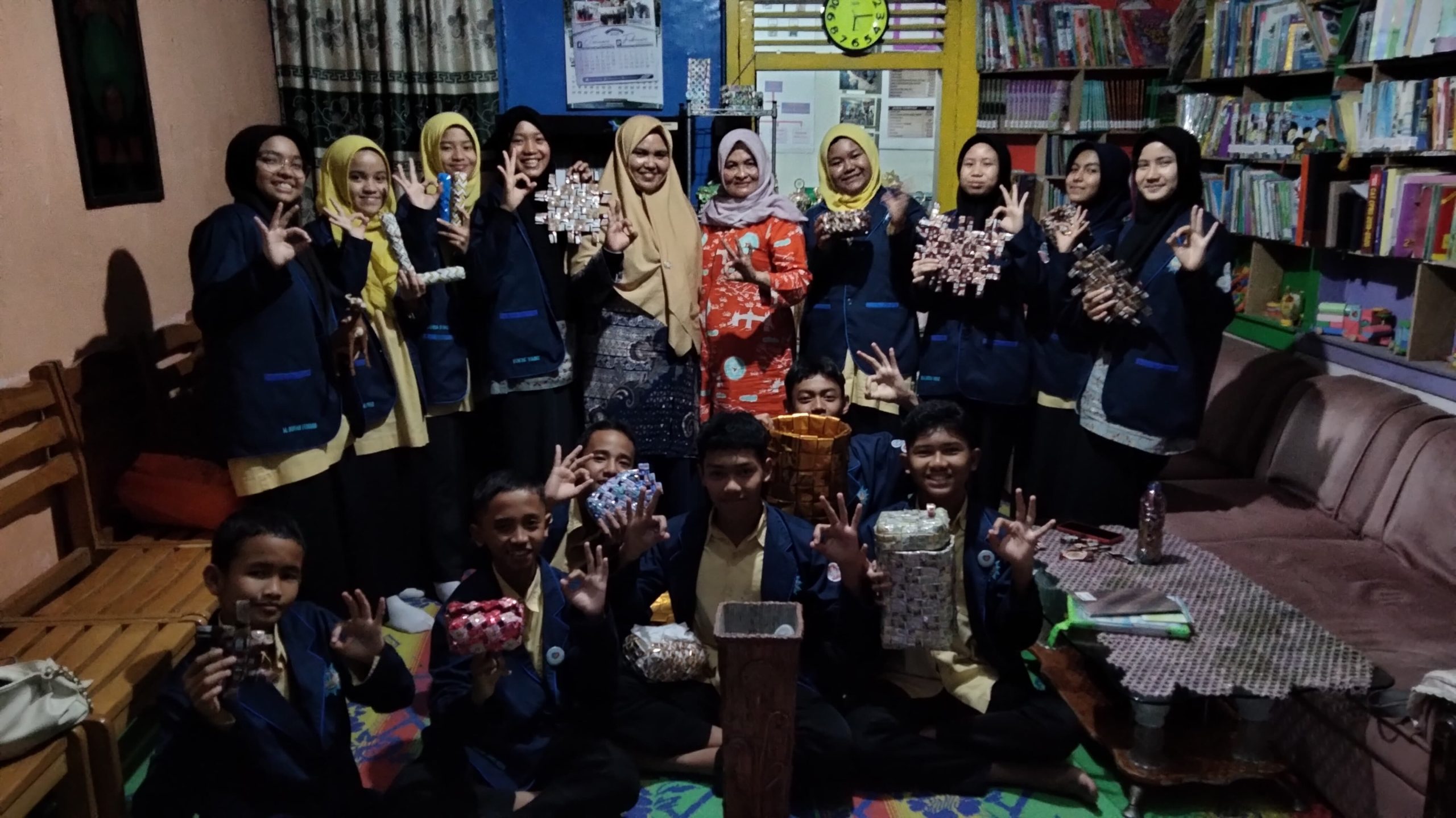PIK-R Qowiyyun Amiin Pesantren KAUMAN Muhammadiyah Padang Panjang Eksplorasi Ilmu Pengelolaan Sampah di Pojok Baca Bank Sampah Anggrek Bulan