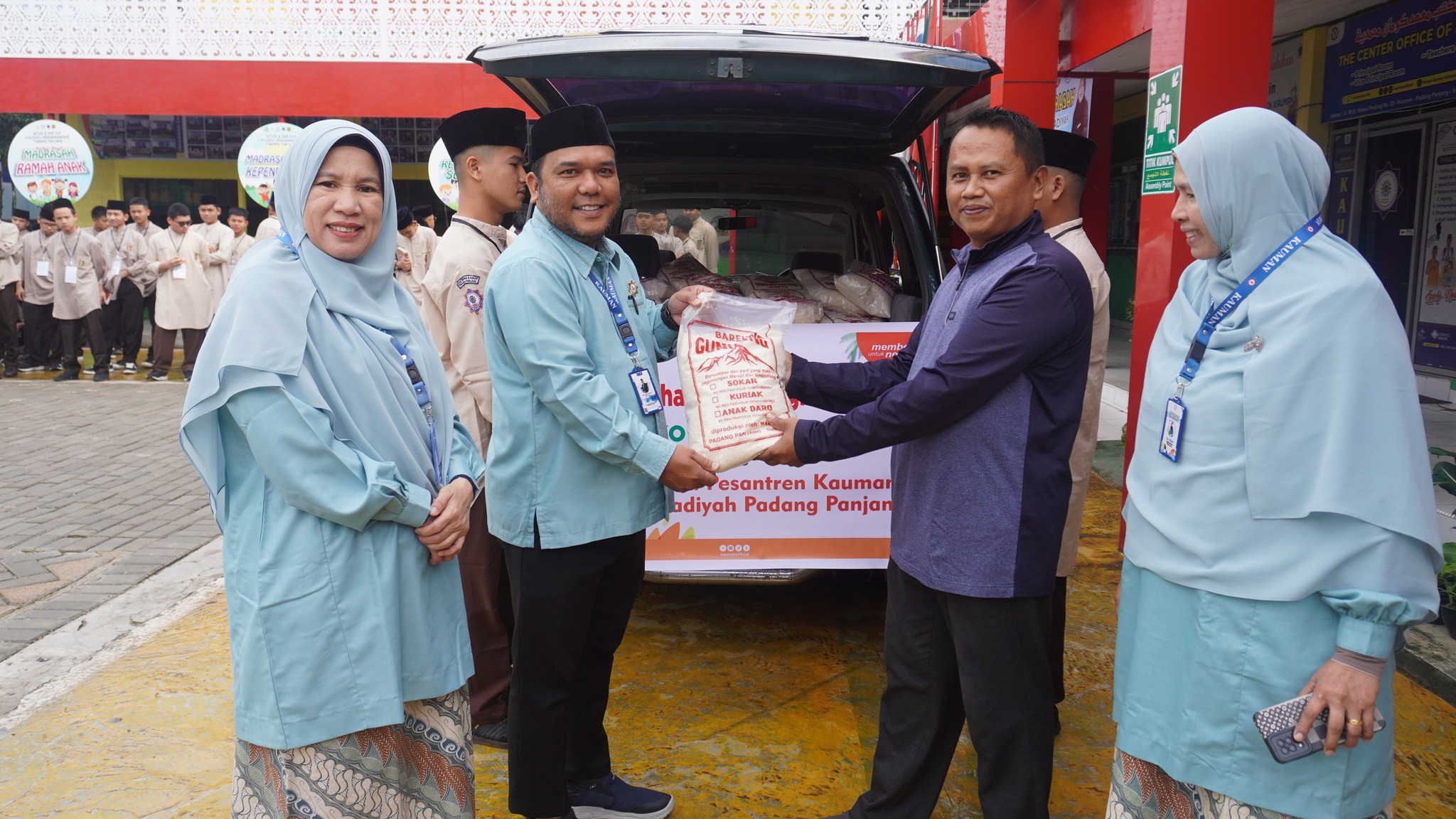 Solidaritas Alumni: 600 Kilogram Beras Disalurkan ke Pesantren KAUMAN Muhammadiyah